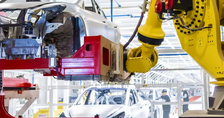 تيسلا تواجه دعوى قضائية بتهمة تفضيل عمالة التأشيرات على الموظفين الأمريكيين