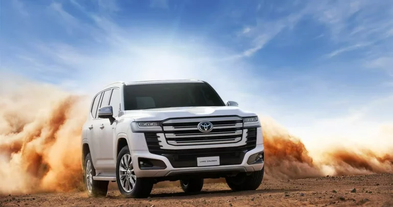 تويوتا تبيع أكثر من 100,000 نسخة من لاند كروزر 300 عالميًا… ودولة واحدة تتفوق حتى على اليابان!