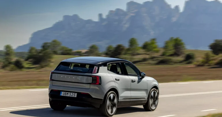 Volvo تستدعي EX30 الكهربائية بسبب خطر متعلق بالبطارية