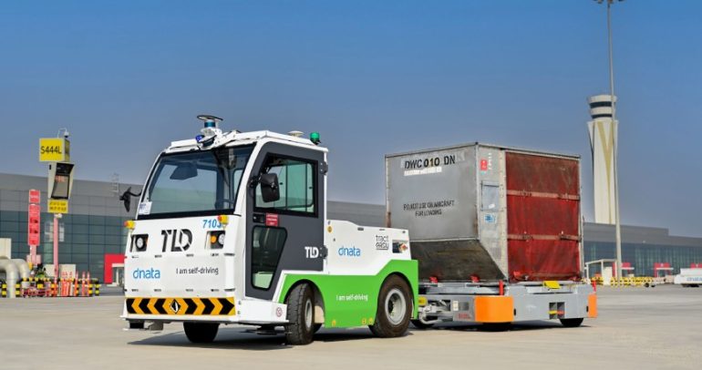 نقلة نوعية في مطار دبي: دناتا تُطلق مركبات ذاتية القيادة لمناولة الأمتعة في مطار آل مكتوم!