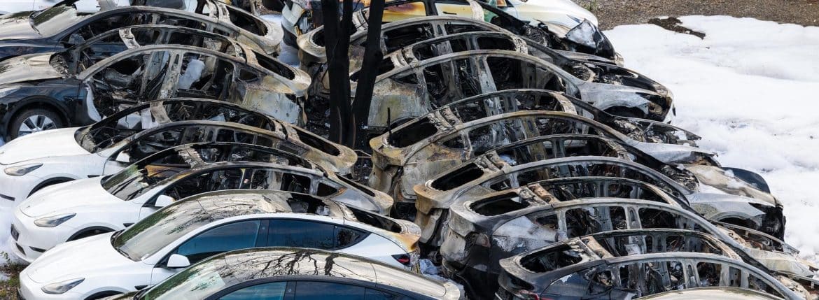 احتراق 10 سيارات كهربائية من طراز تسلا Y في فرانكفورت ورسالة مجهولة تعلن المسؤولية