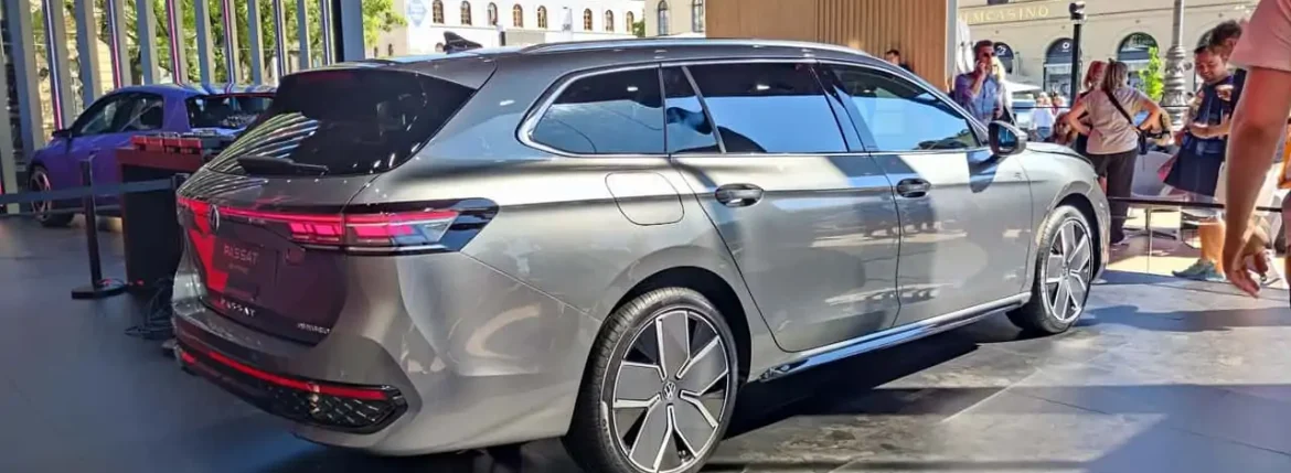 فولكس فاجن باسات 2024 مفصلة في صور حقيقية من IAA ميونيخ