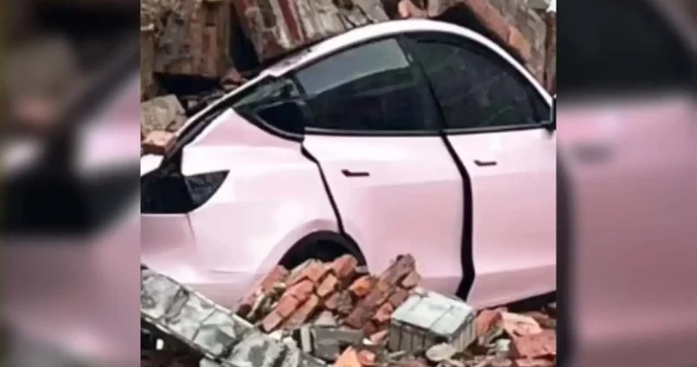 بالفيديو.. سيارة تسلا Y تظهر بقوة سقف مذهلة بعد انهيار جدار من الطوب فوقها
