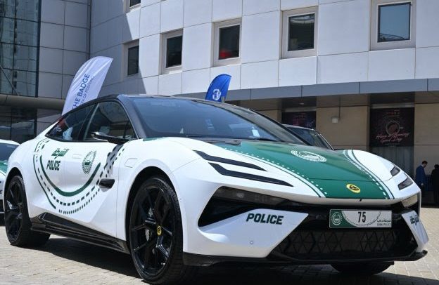 شرطة دبي تكشف عن سيارة Lotus Emeya-S الكهربائية بالكامل خلال قمة الشرطة العالمية