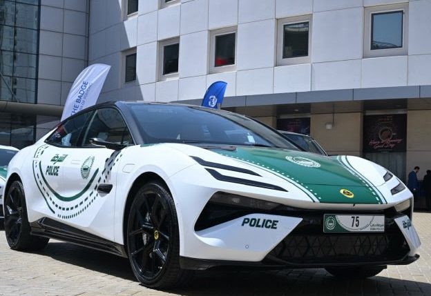 شرطة دبي تكشف عن سيارة Lotus Emeya-S