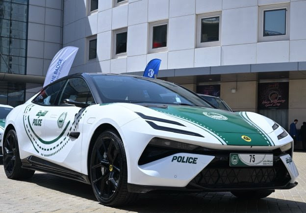 شرطة دبي تكشف عن سيارة Lotus Emeya-S