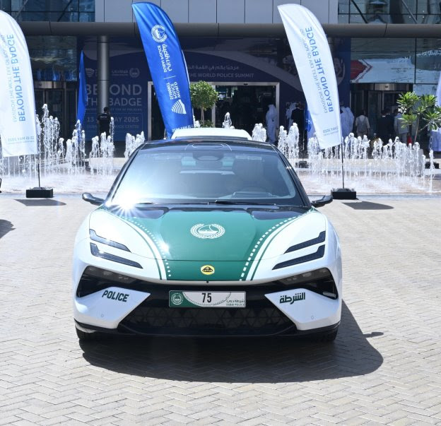 شرطة دبي تكشف عن سيارة Lotus Emeya-S