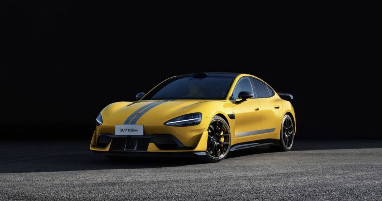 ماذا تفعل سيارة شاومي SU7 Ultra أمام مصنع فيراري؟ الإجابة تكشف عن تحوّل كبير في عالم السيارات!