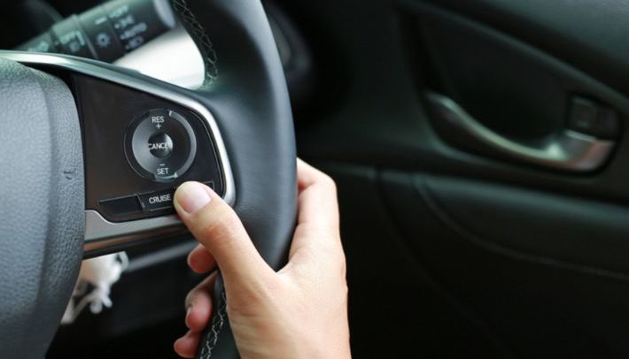 شرطة الشارقة تنقذ سائقًا تعطَّل مثبت السرعة في مركبته